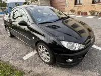 Usado Peugeot 206 138 CV (101 kW) 2001 Negro Descapotable