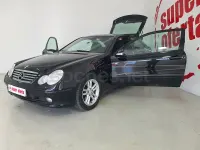 Usado Mercedes C180 143 CV (105 kW) 2003 Negro Berlina