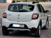 Käytetty Dacia Sandero Stepway 90 HP (66 kW) 2016 Valkoinen Sedan