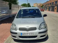 Usado Toyota Yaris Sol 75 CV (55 kW) 2004 Gris / plata Berlina