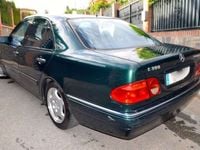 Usado Mercedes E300 Avantgarde 177 CV (130 kW) 1998 Verde Berlina