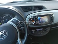 Usado Toyota Yaris Hybrid Active 100 CV (73 kW) 2013 Blanco Berlina