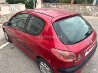 Usado Peugeot 206 70 CV (51 kW) 2004 Rojo Berlina