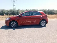 Usado Kia Rio 100 CV (73 kW) 2018 Rojo Berlina