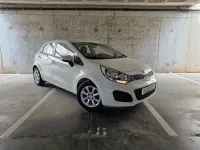 Usado Kia Rio 85 CV (62 kW) 2015 Blanco Berlina