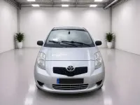 Usado Toyota Yaris Luna 87 CV (63 kW) 2007 Plateado Utilitario