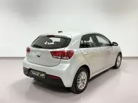 Usado Kia Rio 84 CV (61 kW) 2023 Gris / plata Berlina