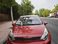 Usado Kia Rio 85 CV (62 kW) 2013 Rojo Berlina