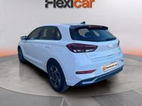 Usado Hyundai i30 121 CV (88 kW) 2024 Blanco Berlina