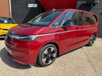 Usado VW Multivan Style 150 CV (110 kW) 2025 Granate Monovolumen