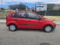 Usado Ford Fiesta Ambiente 68 CV (50 kW) 2009 Rojo Utilitario