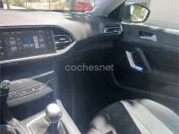 Usado Peugeot 308 Allure 120 CV (88 kW) 2017 Gris / plata Berlina