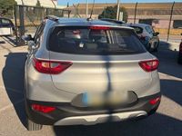 Usado Kia Stonic 100 CV (73 kW) 2022 Gris SUV