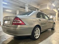 Usado Mercedes C320 Elegance 218 CV (160 kW) 2005 Gris / plata Berlina