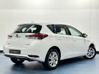 Usado Toyota Auris Hybrid Active 136 CV (100 kW) 2019 Blanco Berlina