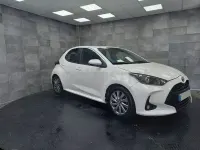 Usado Toyota Yaris Hybrid Active 116 CV (85 kW) 2022 Blanco Berlina