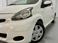 Usado Toyota Aygo Live 68 CV (50 kW) 2011 Blanco Utilitario
