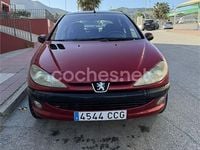 Usado Peugeot 206 110 CV (80 kW) 2002 Rojo Berlina