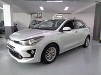 Usado Kia Rio 84 CV (61 kW) 2023 Gris / plata Berlina
