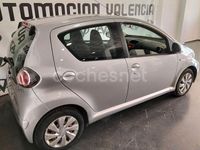 Usado Toyota Aygo Live 68 CV (50 kW) 2013 Gris / plata Utilitario