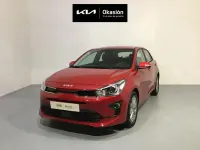 Usado Kia Rio 120 CV (88 kW) 2022 Rojo Berlina