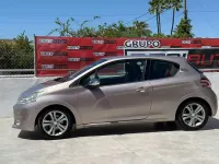 Usado Peugeot 208 Allure 95 CV (69 kW) 2013 Gris Utilitario