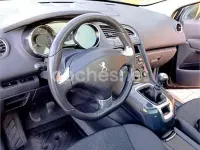 Usado Peugeot 5008 Allure 120 CV (88 kW) 2015 Gris / plata Monovolumen