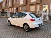 Usado Seat Ibiza Reference 90 CV (66 kW) 2014 Blanco Berlina