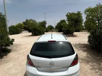 Usado Opel Astra Edition 110 CV (80 kW) 2009 Blanco Berlina