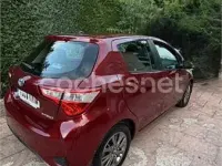 Usado Toyota Yaris Hybrid Advance 100 CV (73 kW) 2018 Granate Berlina