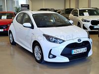 Usado Toyota Yaris Hybrid Active 100 CV (73 kW) 2020 Blanco Berlina