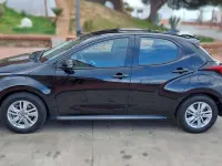 Usado Toyota Yaris Hybrid Active 92 CV (67 kW) 2022 Negro Berlina