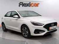 Usado Hyundai i30 121 CV (88 kW) 2024 Blanco Berlina