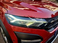 Usado Dacia Sandero Comfort 91 CV (66 kW) 2021 Granate Berlina