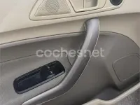 Usado Ford Fiesta Trend 68 CV (50 kW) 2010 Violeta / lila Berlina