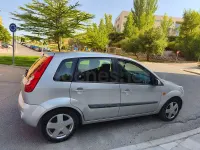 Usado Ford Fiesta 80 CV (58 kW) 2006 Gris / plata Utilitario