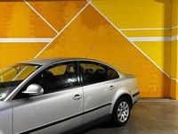 Usado VW Passat Trendline 102 CV (75 kW) 2005 Gris / plata Familiar