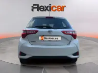 Usado Toyota Yaris Active 111 CV (81 kW) 2018 Blanco Berlina