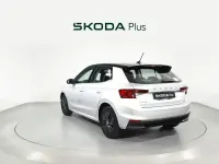 Usado Skoda Fabia Style 95 CV (69 kW) 2022 Gris plata Utilitario