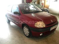 Usado Renault Clio II 80 CV (58 kW) 2001 Granate Berlina