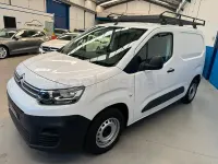 Usado Citroën Berlingo Live 102 CV (75 kW) 2020 Blanco Monovolumen