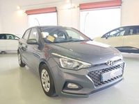 Usado Hyundai i20 75 CV (55 kW) 2019 Gris / plata Berlina