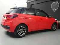 Usado Hyundai i20 99 CV (72 kW) 2020 Rojo Utilitario