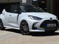 Usado Toyota Yaris Hybrid Plus 116 CV (85 kW) 2023 Gris / plata Berlina