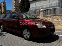 Usado Ford Focus Trend 100 CV (73 kW) 2005 Rojo Berlina