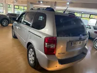 Usado Kia Carnival Active 195 CV (143 kW) 2010 Gris / plata Monovolumen
