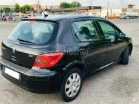 Usado Peugeot 307 110 CV (80 kW) 2005 Negro Berlina