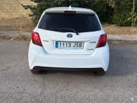 Usado Toyota Yaris Hybrid 100 CV (73 kW) 2016 Blanco Berlina