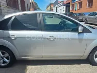 Usado Ford Focus Trend 109 CV (80 kW) 2009 Gris / plata Berlina