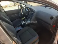 Usado Peugeot 5008 Style 120 CV (88 kW) 2016 Beige Monovolumen